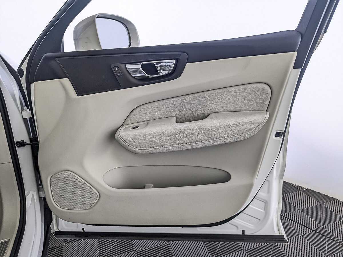 Б/У Вольво ИксЦ60 2018 года. Фото: #24