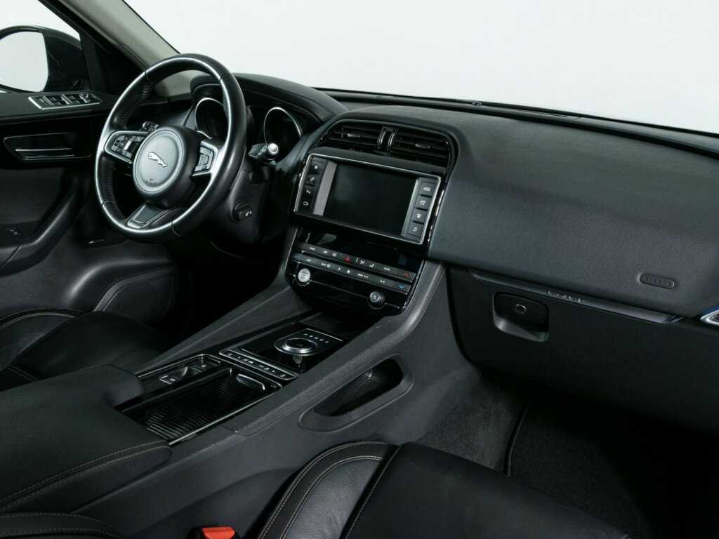 Б/У Ягуар Ф-Пэйс 2017 года. Фото: #8