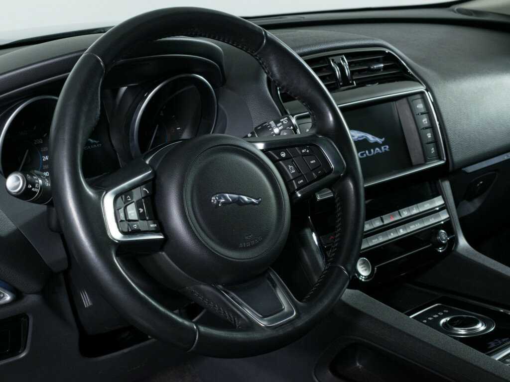 Б/У Ягуар Ф-Пэйс 2017 года. Фото: #13