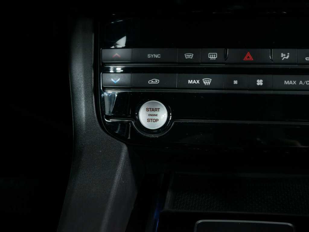 Б/У Ягуар Ф-Пэйс 2017 года. Фото: #14