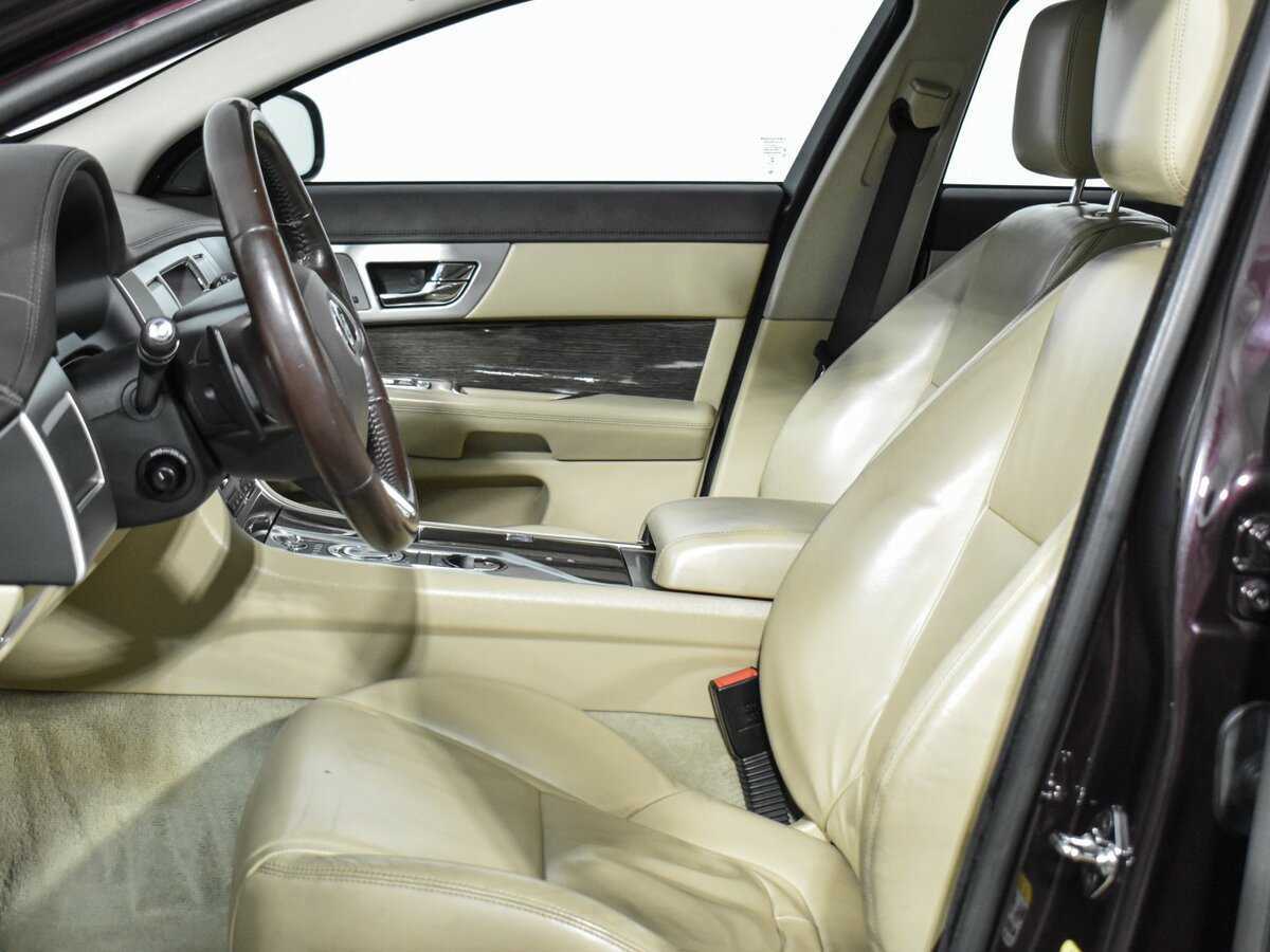 Б/У Ягуар ИксФ 2014 года. Фото: #7