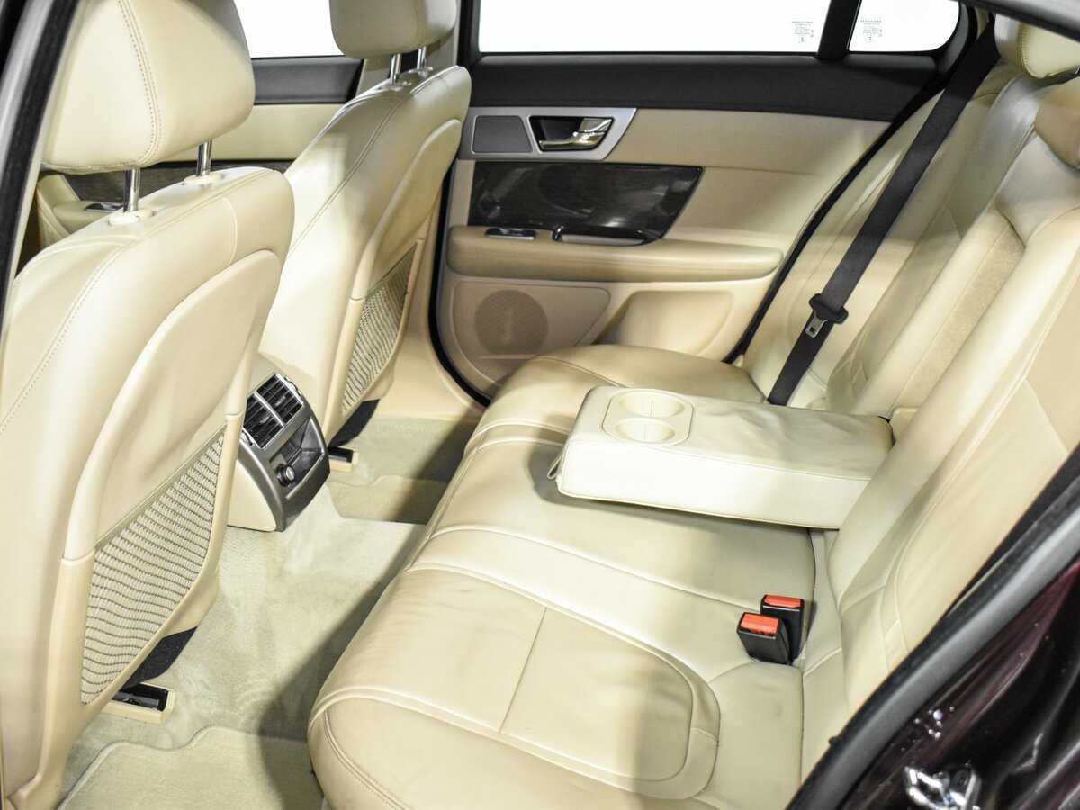 Б/У Ягуар ИксФ 2014 года. Фото: #9