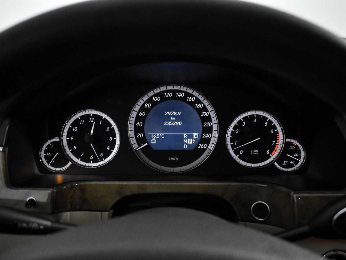 Б/У Мерседес-Бенц Е-Класс 2010 года. Фото: #17