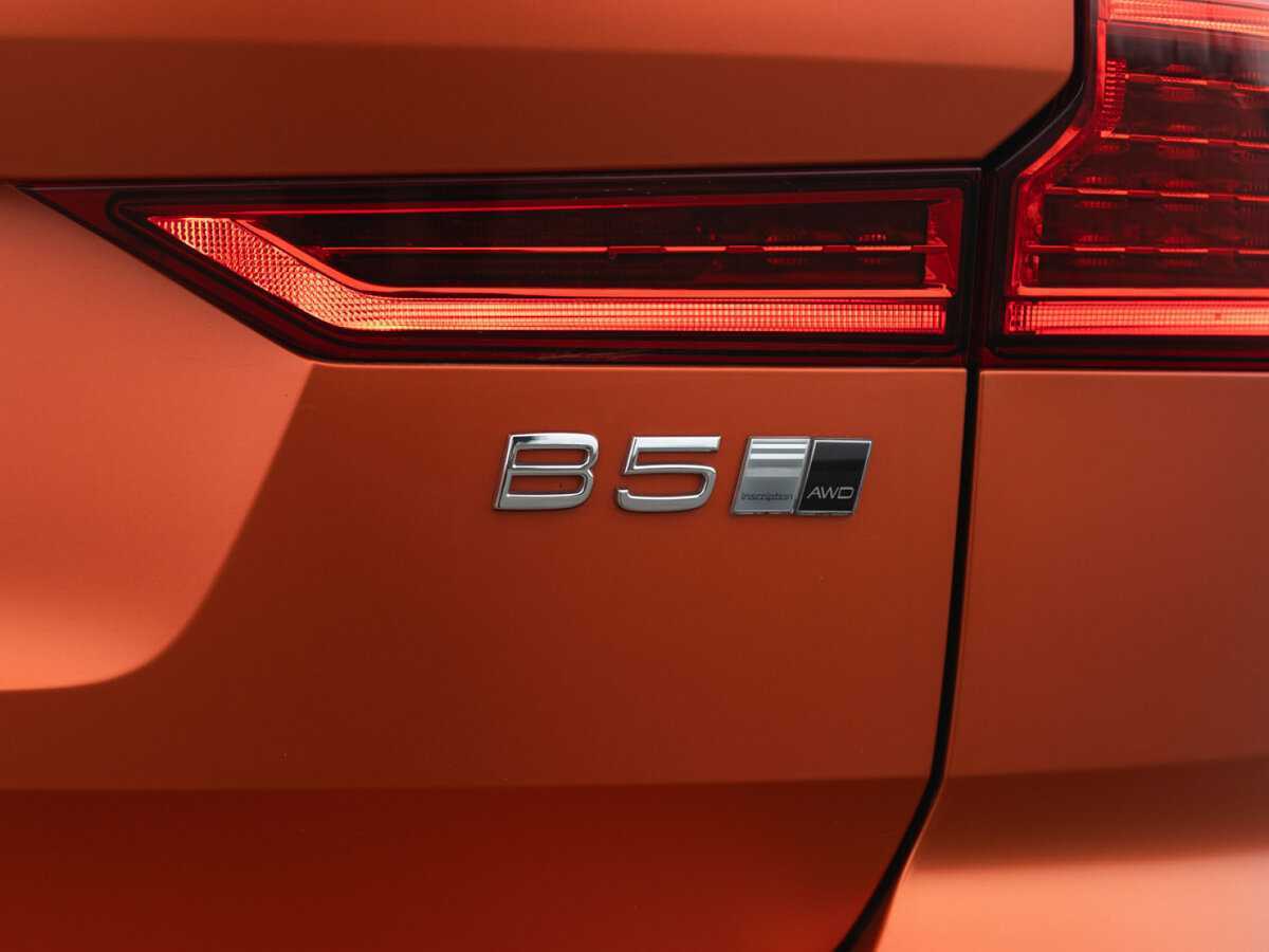 Б/У Вольво ИксЦ60 2019 года. Фото: #7