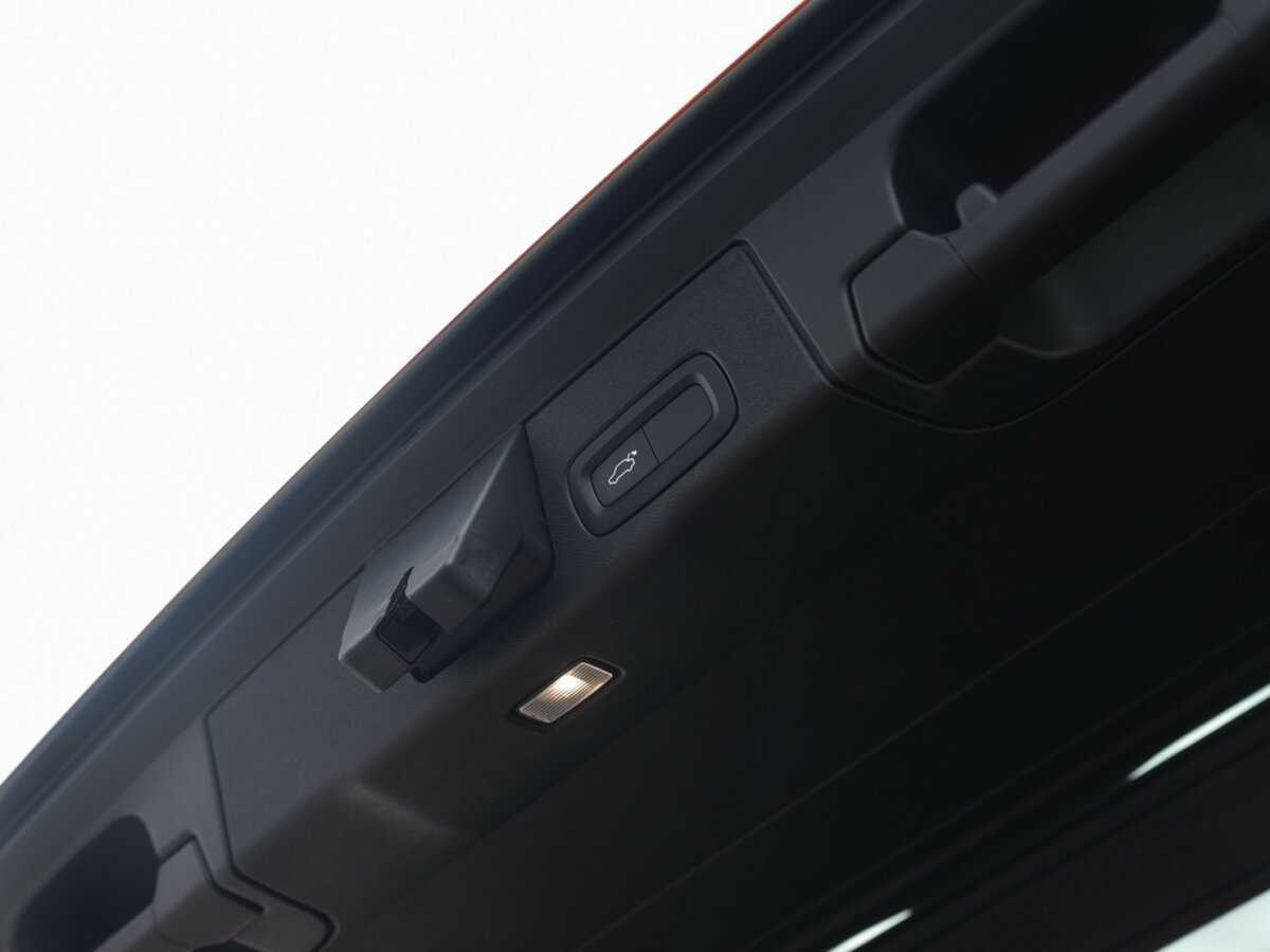 Б/У Вольво ИксЦ60 2019 года. Фото: #16