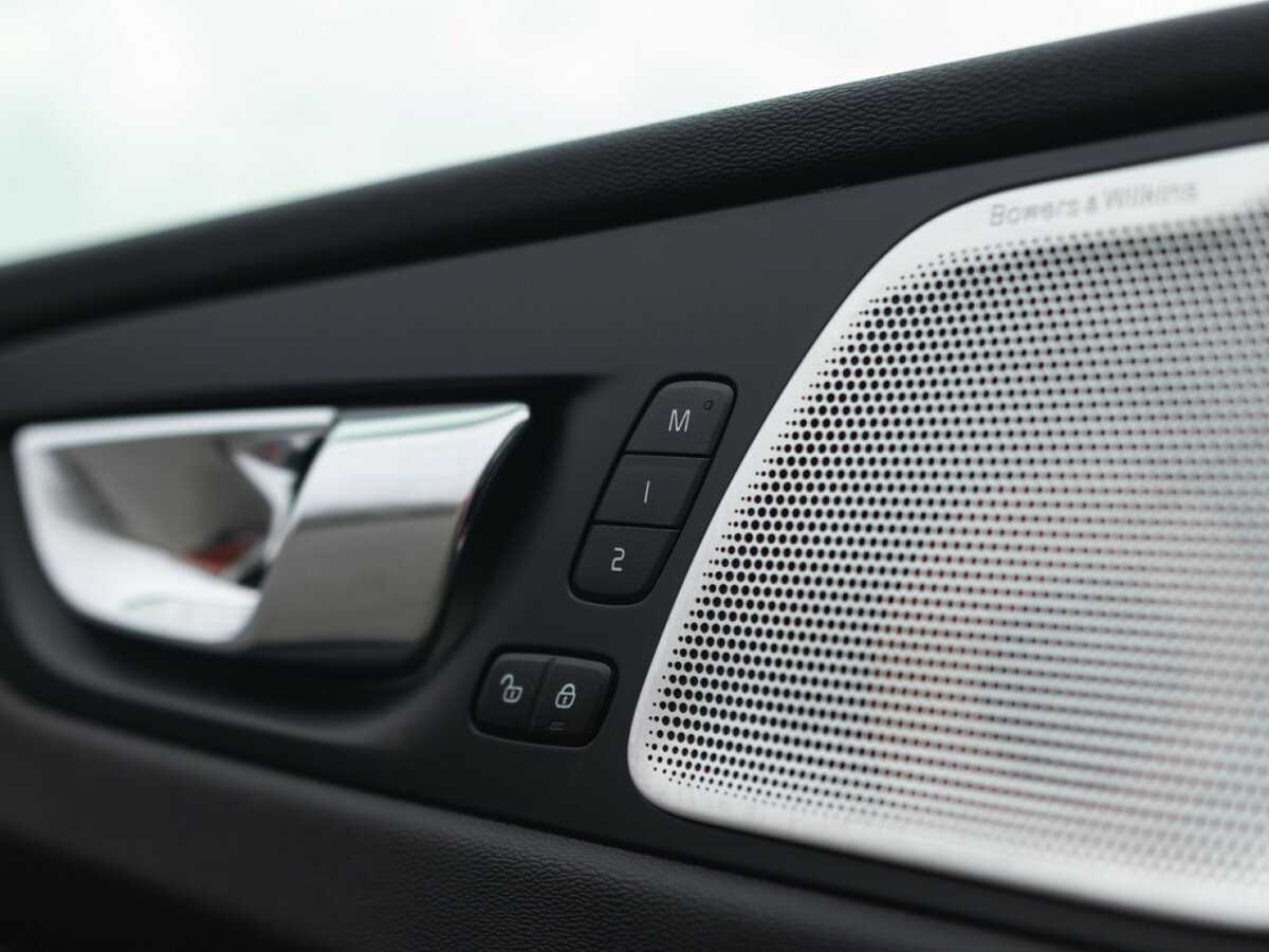 Б/У Вольво ИксЦ60 2019 года. Фото: #19