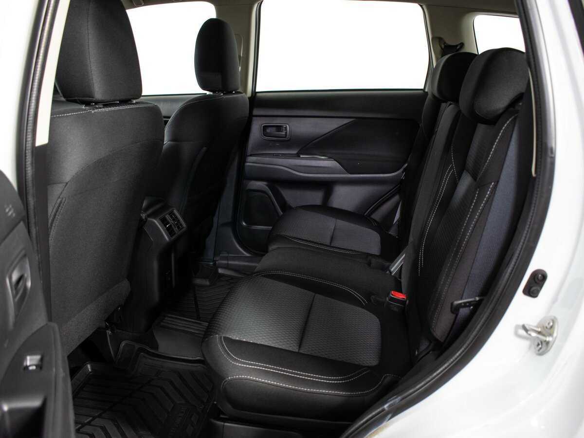 Б/У Митсубиши Оутлэндер 2020 года. Фото: #9