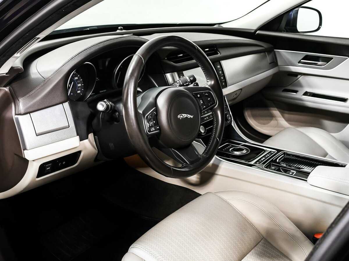 Б/У Ягуар ИксФ 2016 года. Фото: #11