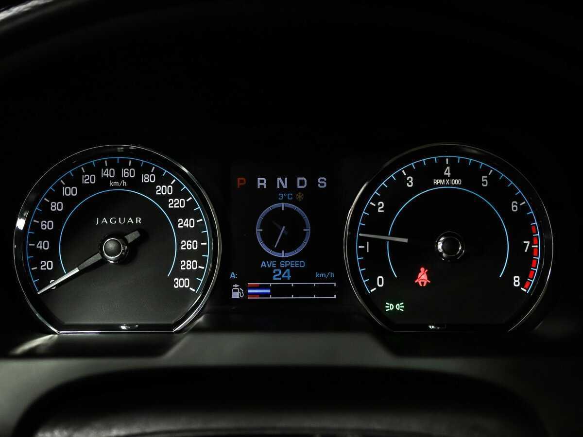 Б/У Ягуар ИксФ 2013 года. Фото: #9