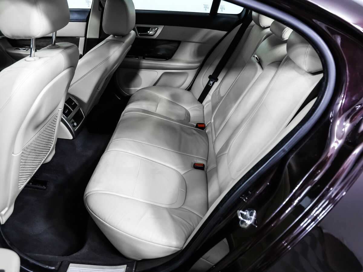 Б/У Ягуар ИксФ 2013 года. Фото: #12