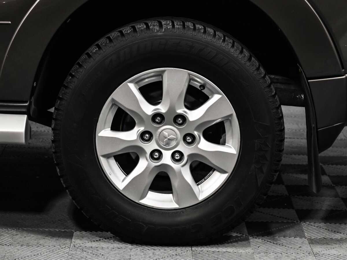 Б/У Митсубиши Паджеро 2015 года. Фото: #16