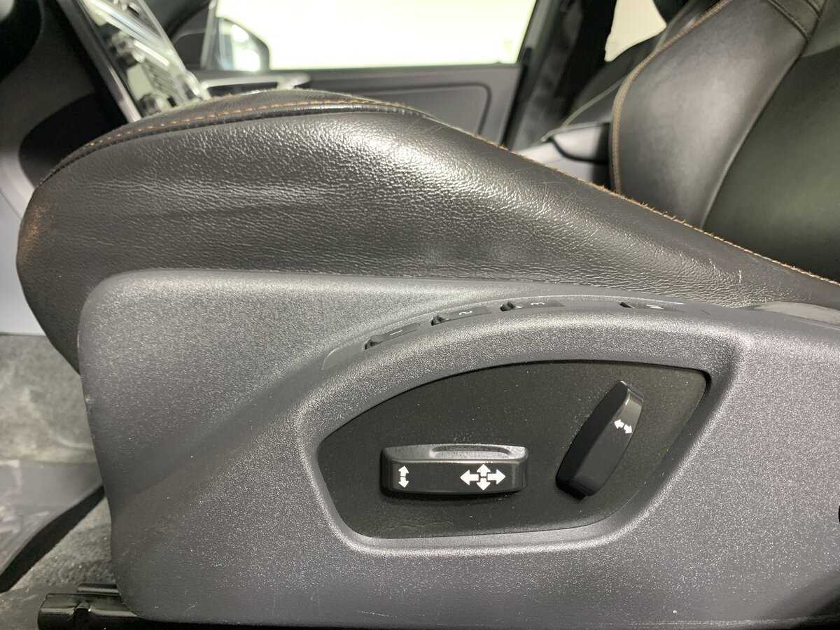 Б/У Вольво ИксЦ60 2016 года. Фото: #16