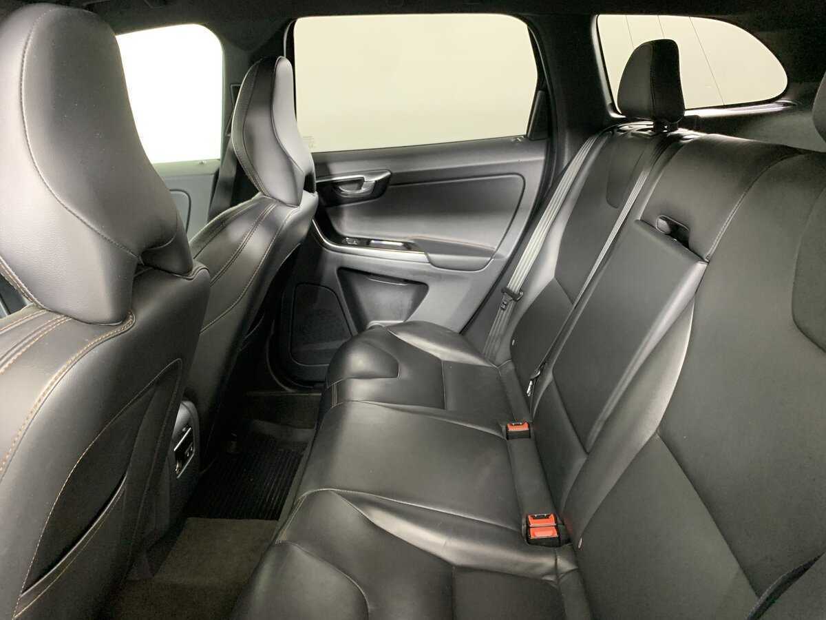 Б/У Вольво ИксЦ60 2016 года. Фото: #18