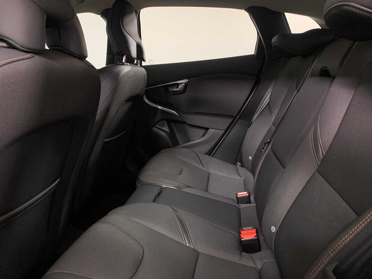 Б/У Вольво В40 Кросс Кантри 2017 года. Фото: #18