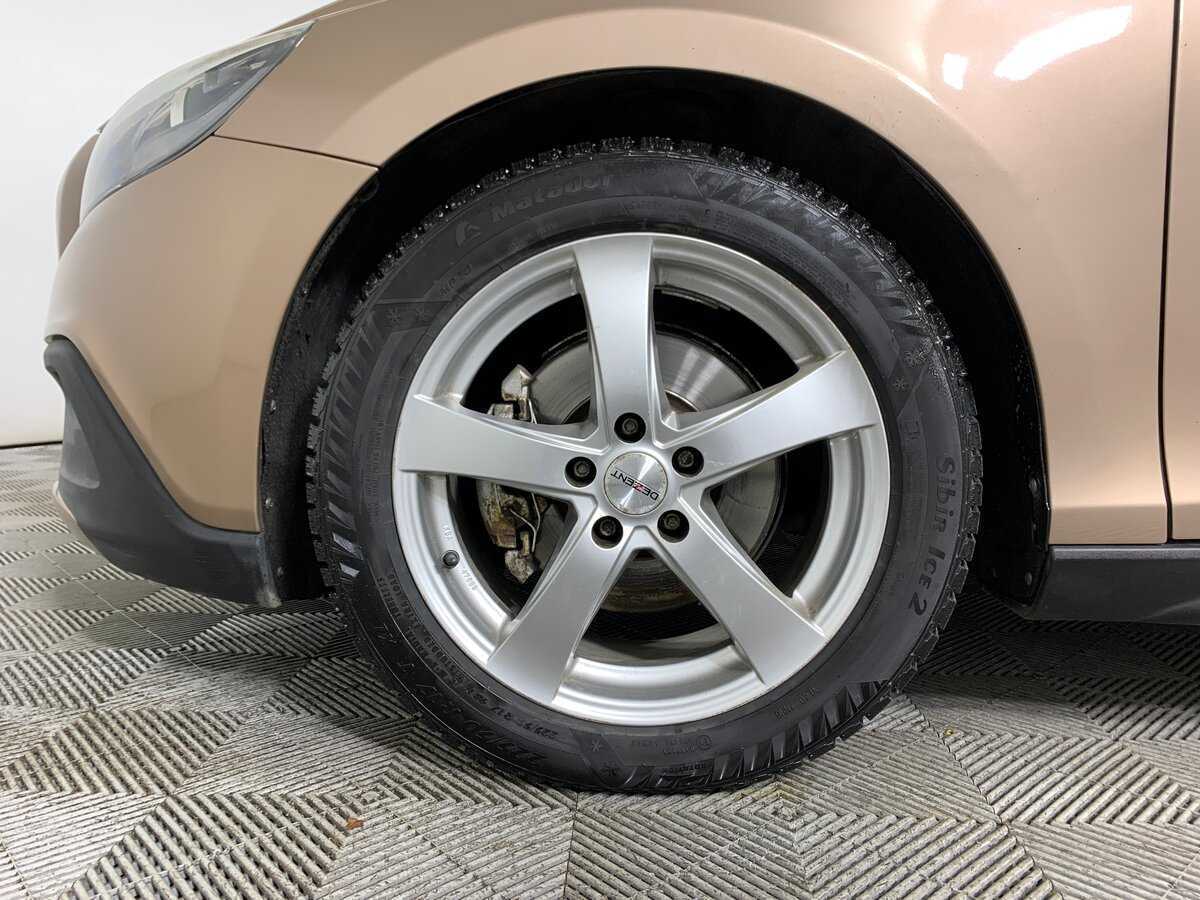 Б/У Вольво V40 2015 года. Фото: #8