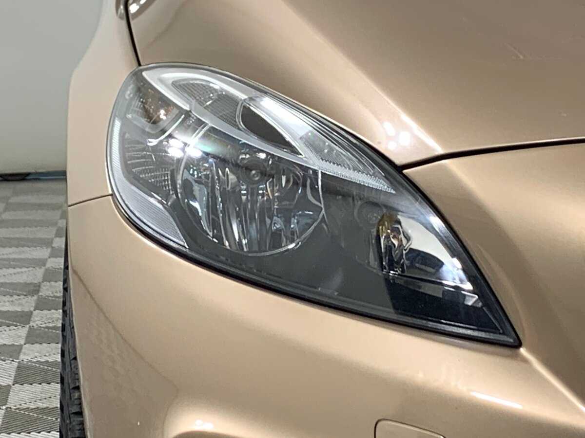 Б/У Вольво V40 2015 года. Фото: #9