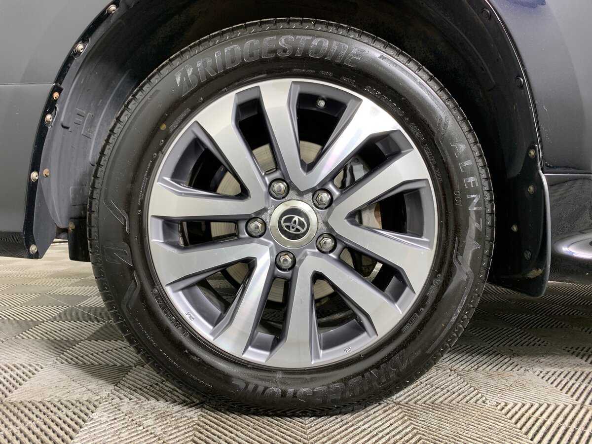 Б/У Тойота Лэнд Крузер 2018 года. Фото: #8