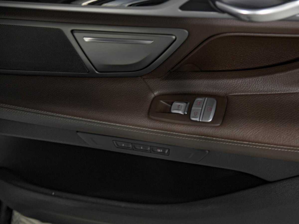 Б/У БМВ 7 серии 2018 года. Фото: #16