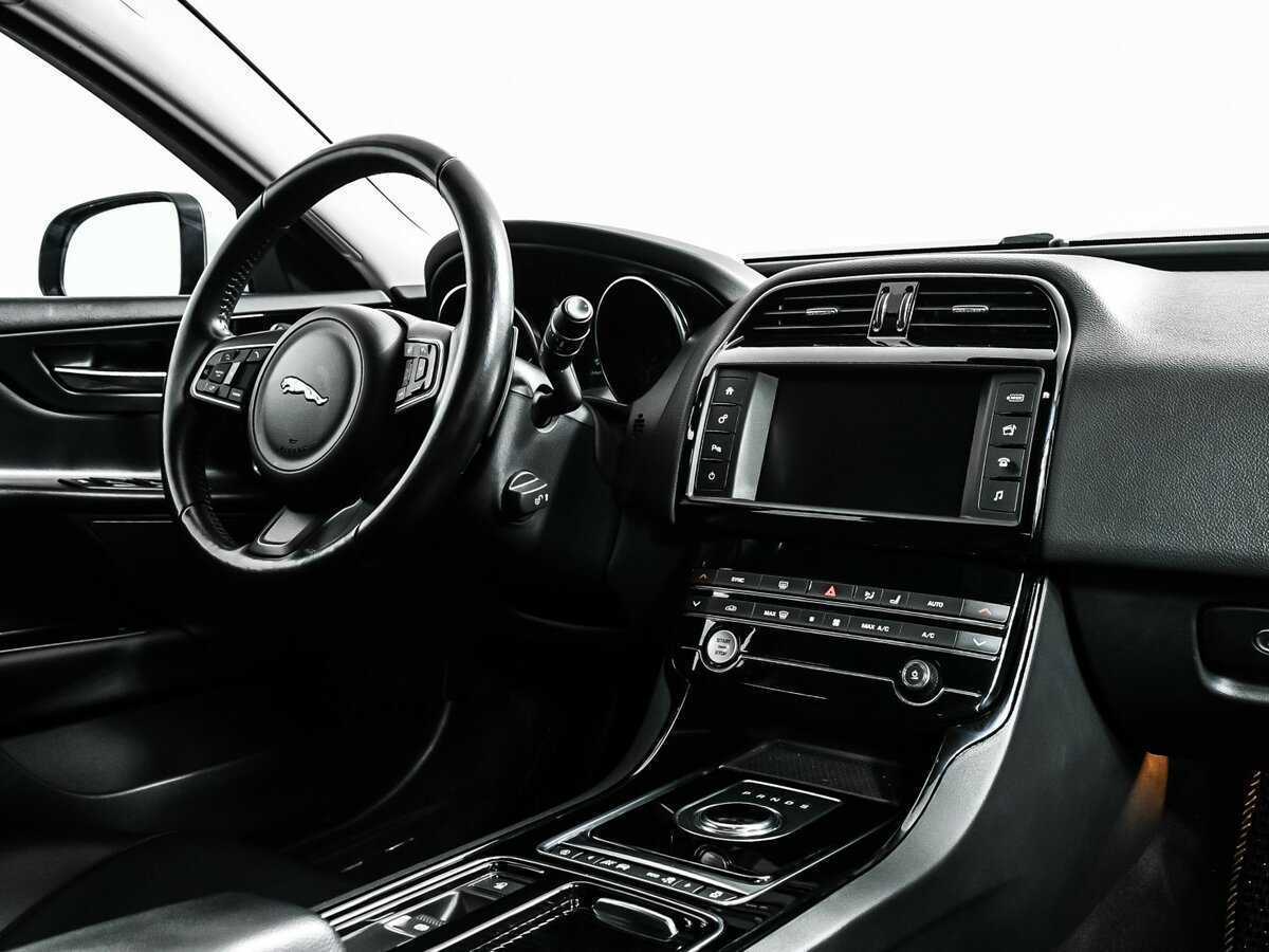 Б/У Ягуар ИксЕ 2018 года. Фото: #8