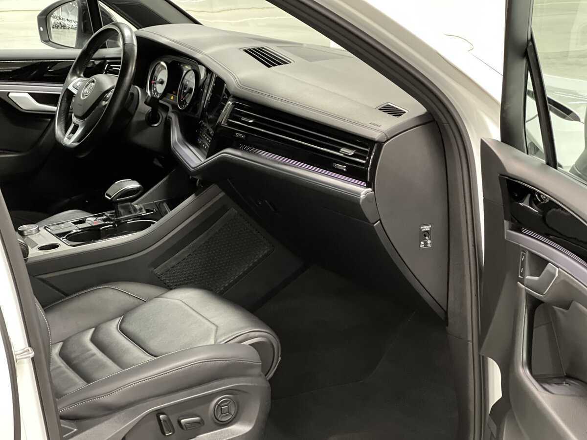 Б/У Фольксваген Туарег 2018 года. Фото: #10