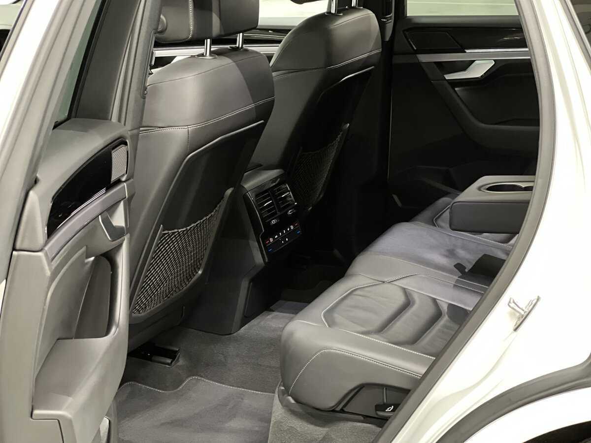 Б/У Фольксваген Туарег 2018 года. Фото: #11