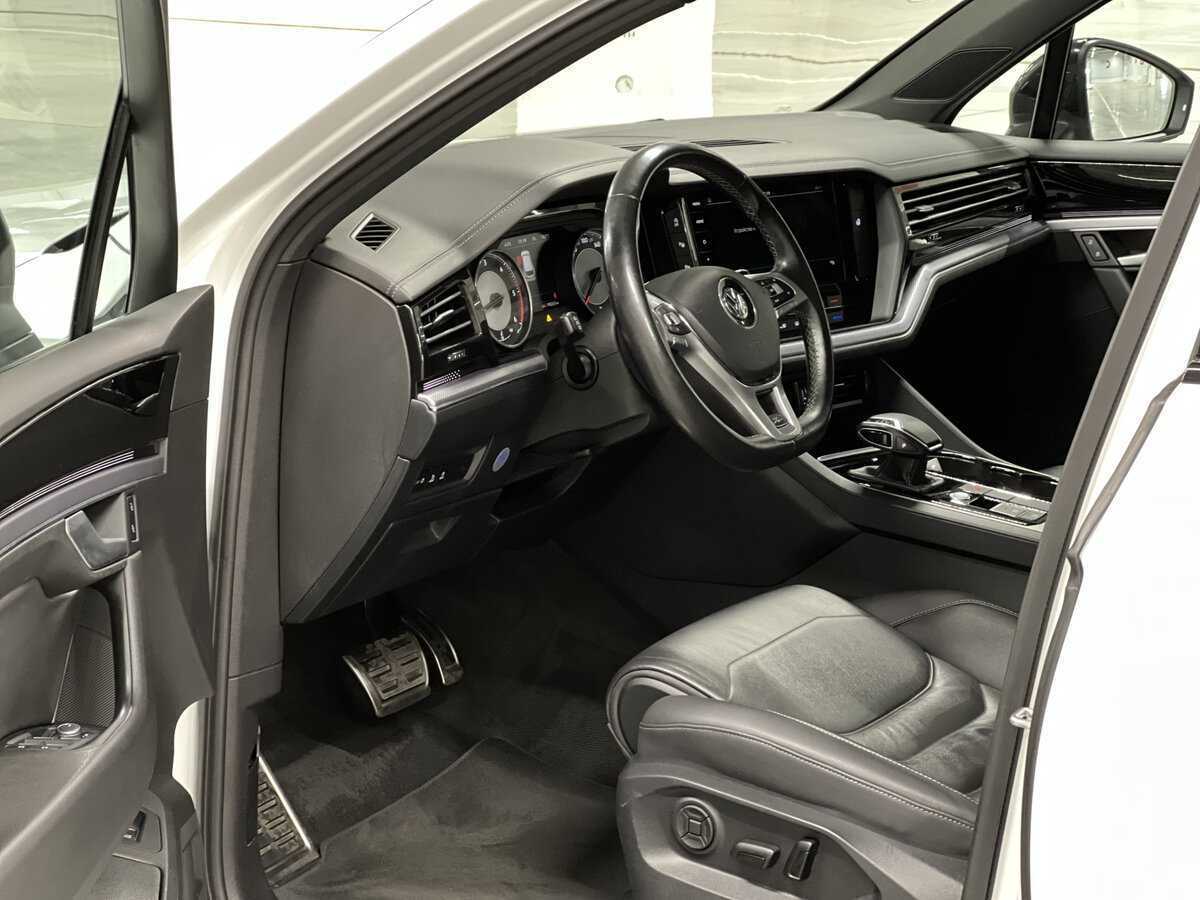 Б/У Фольксваген Туарег 2018 года. Фото: #15