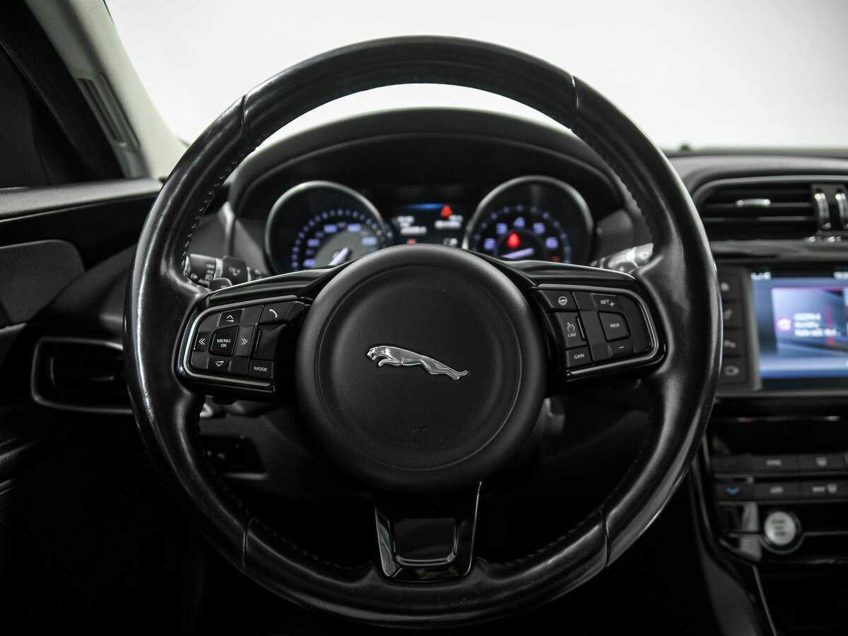 Б/У Ягуар ИксЕ 2015 года. Фото: #8