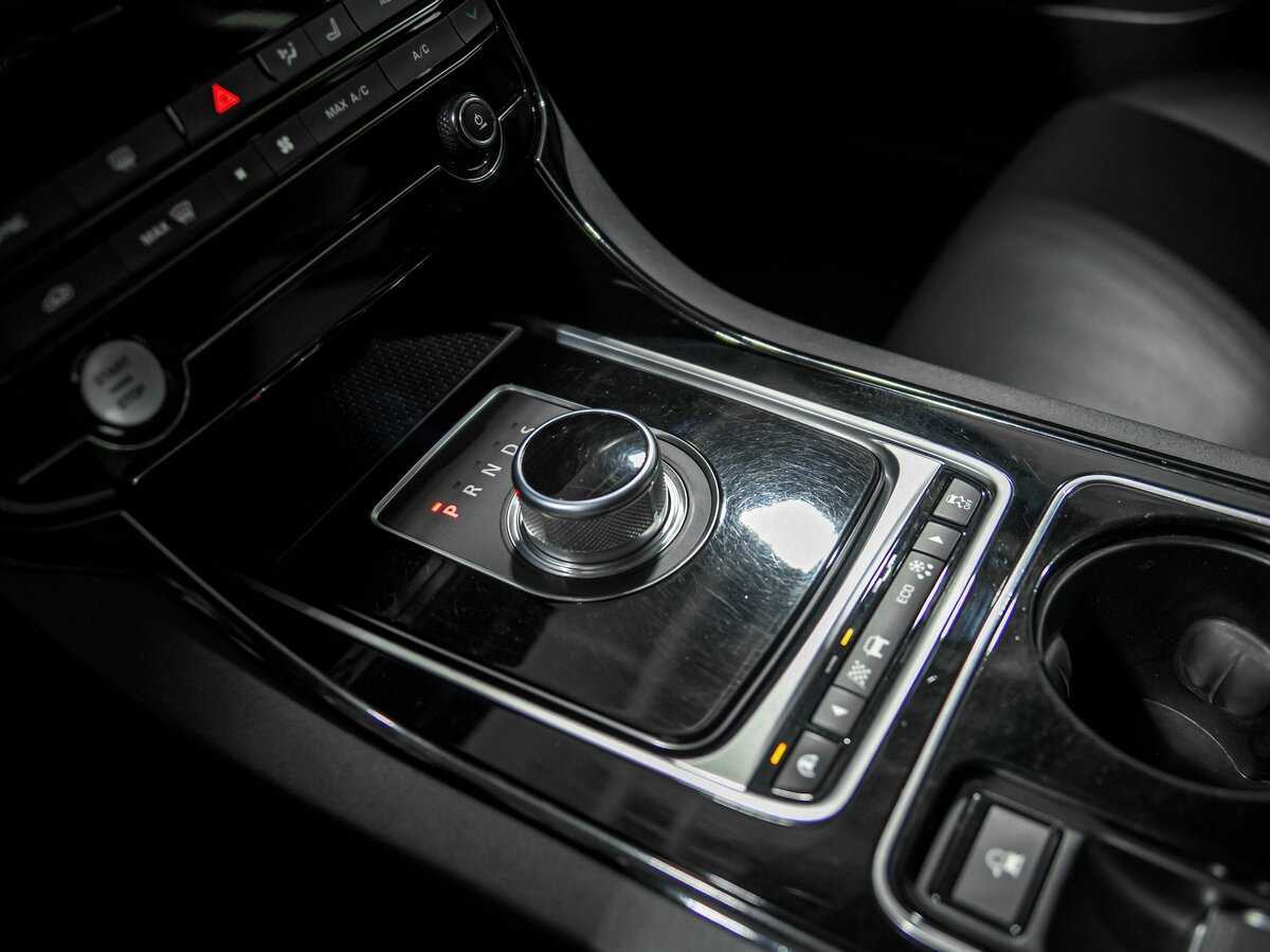 Б/У Ягуар ИксЕ 2015 года. Фото: #11