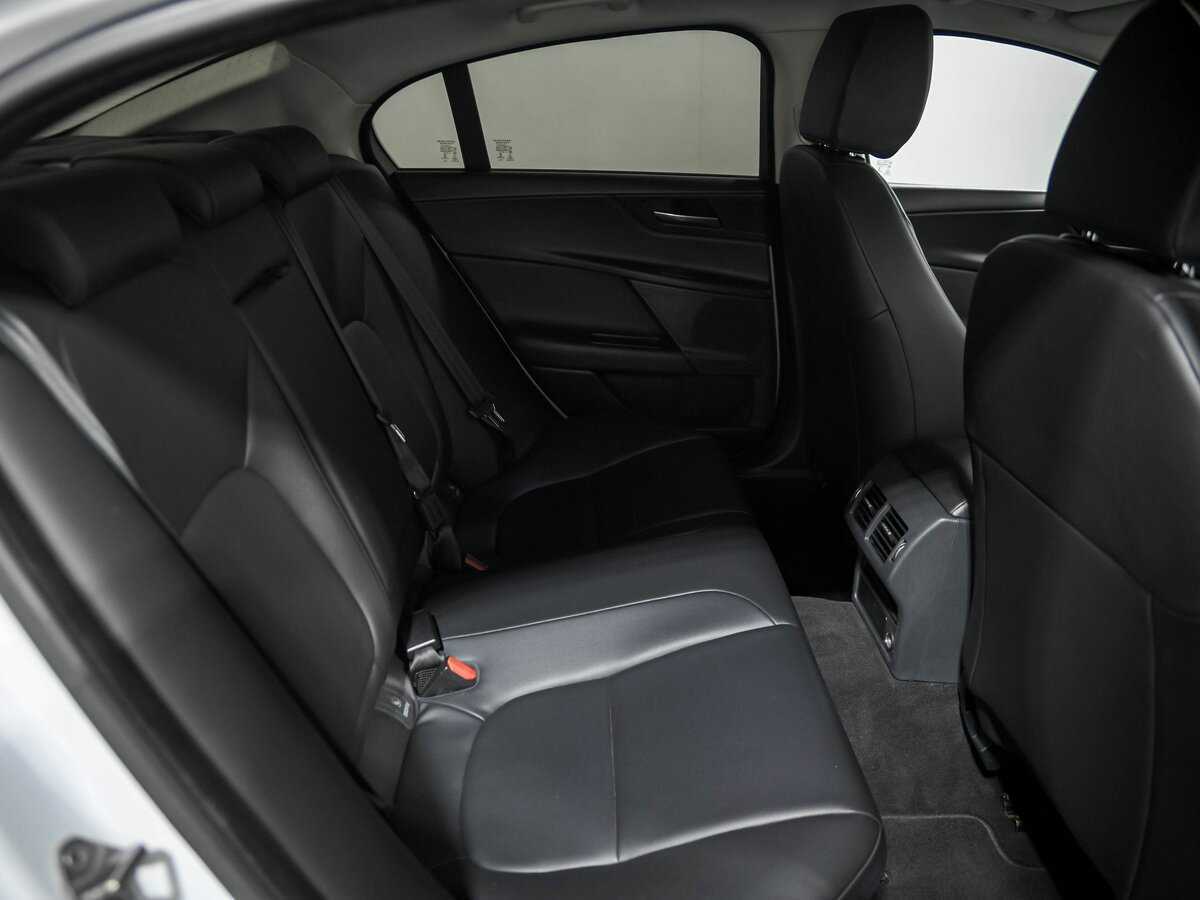 Б/У Ягуар ИксЕ 2015 года. Фото: #15