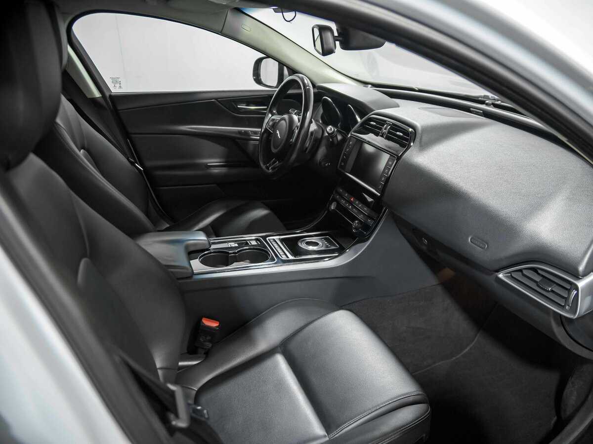 Б/У Ягуар ИксЕ 2015 года. Фото: #16