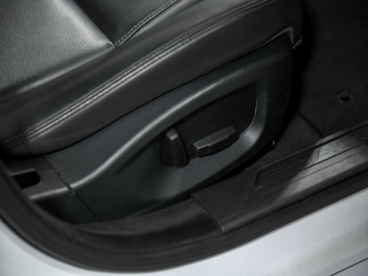 Б/У Ягуар ИксЕ 2015 года. Фото: #17