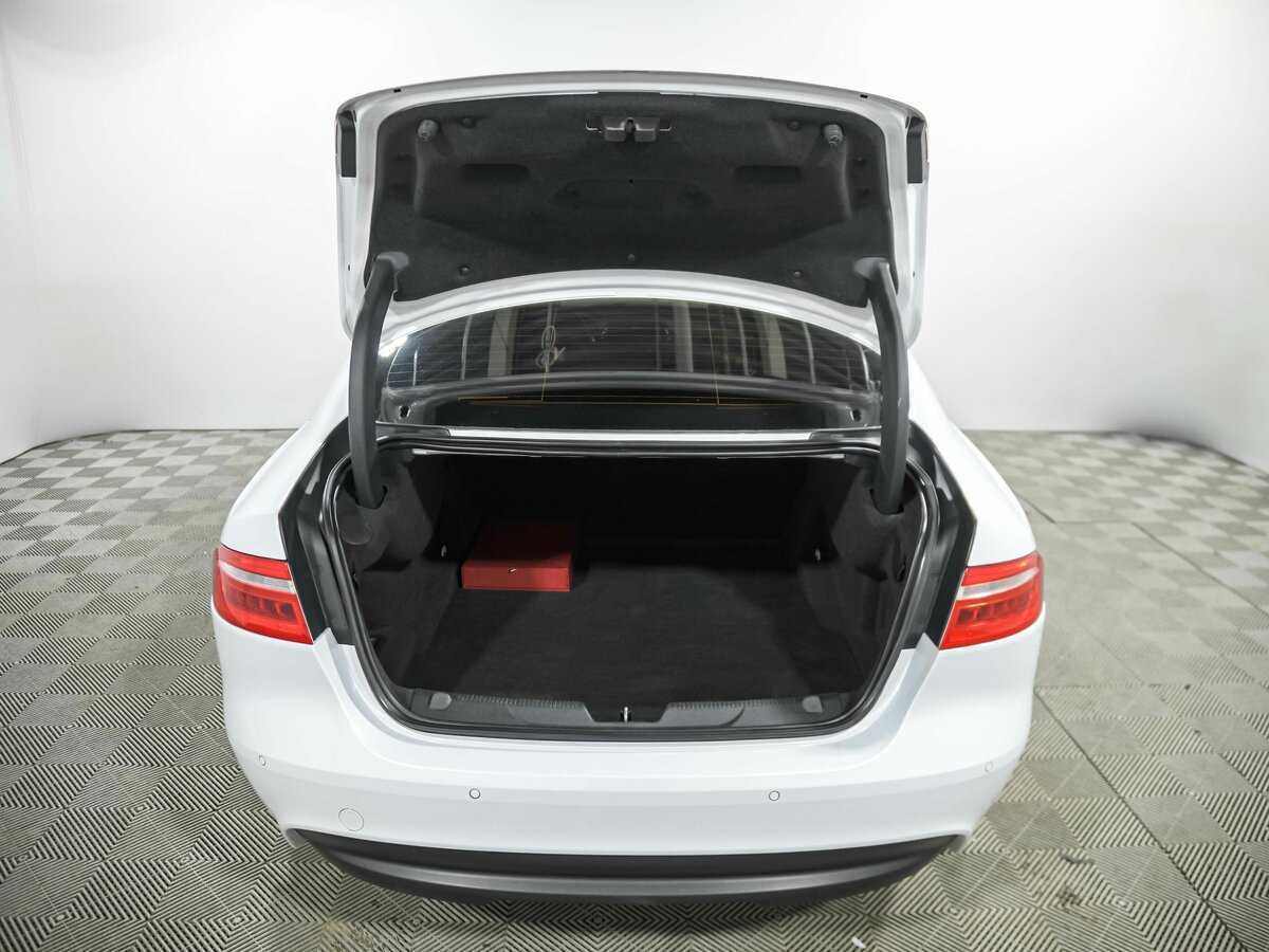 Б/У Ягуар ИксЕ 2015 года. Фото: #18