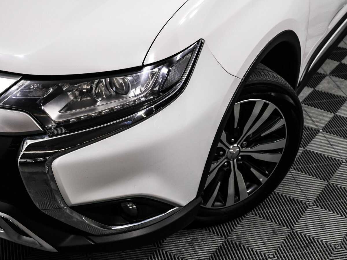 Б/У Митсубиши Оутлэндер 2019 года. Фото: #11