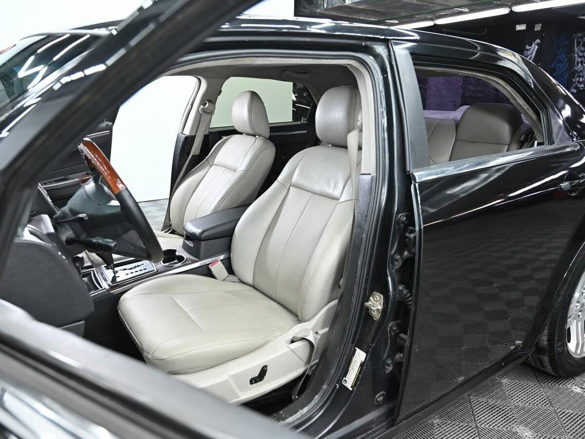 Б/У Крайслер 300Ц 2004 года. Фото: #5