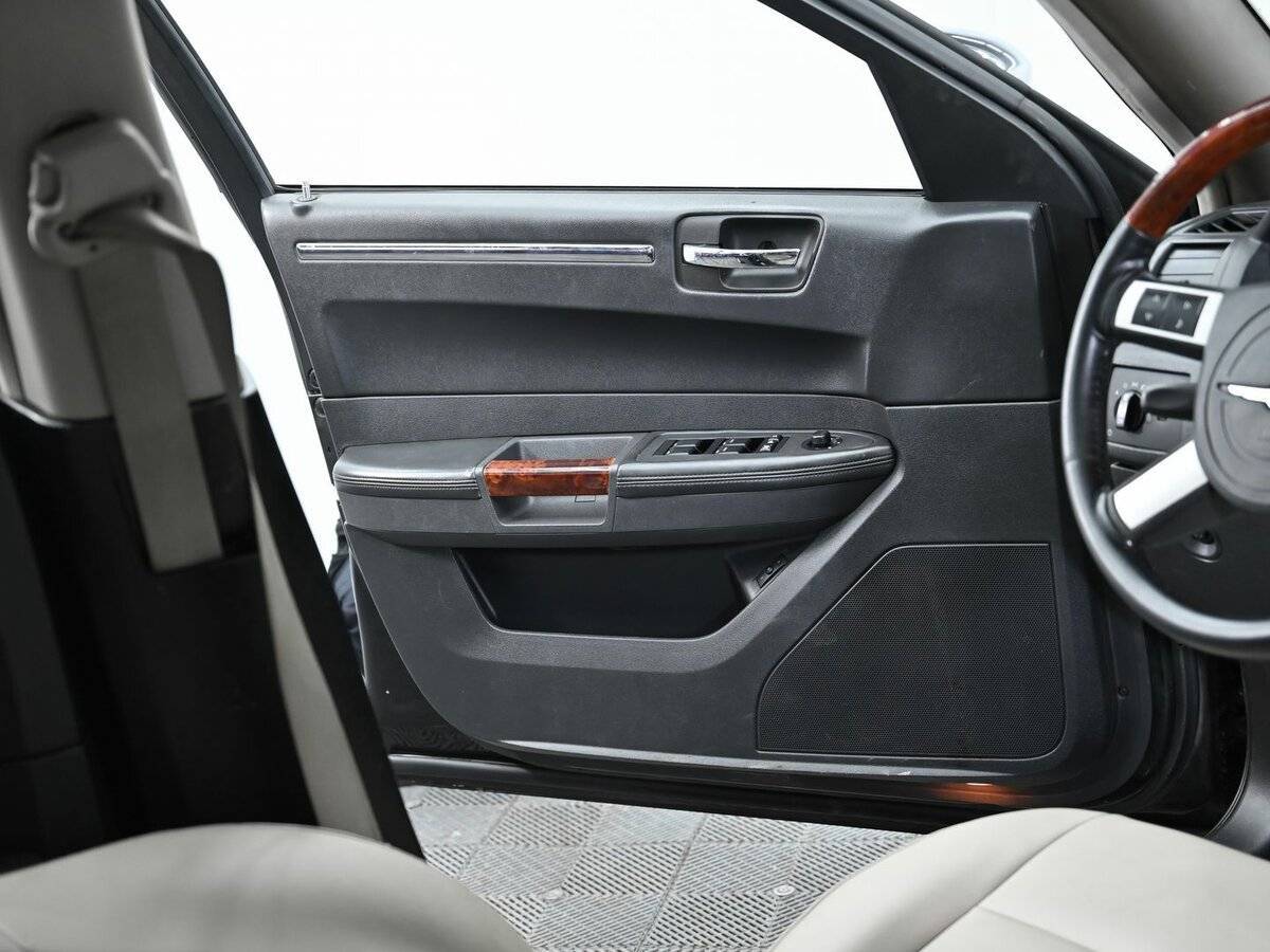 Б/У Крайслер 300Ц 2004 года. Фото: #6