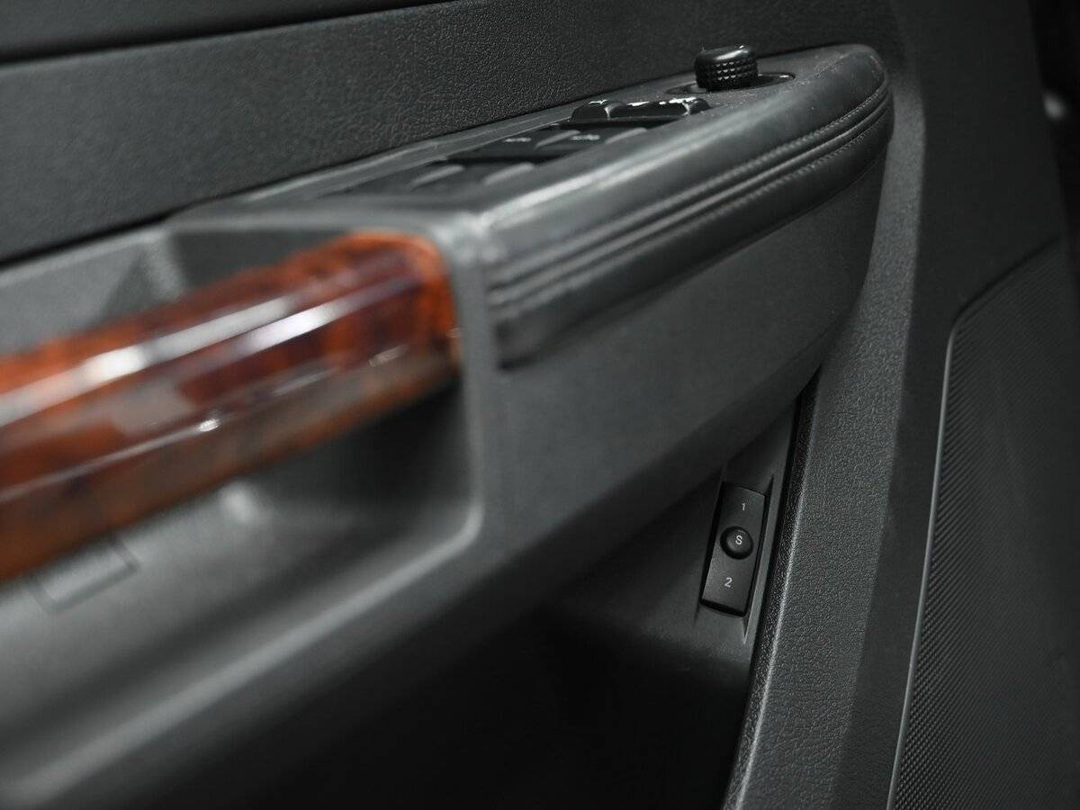 Б/У Крайслер 300Ц 2004 года. Фото: #7