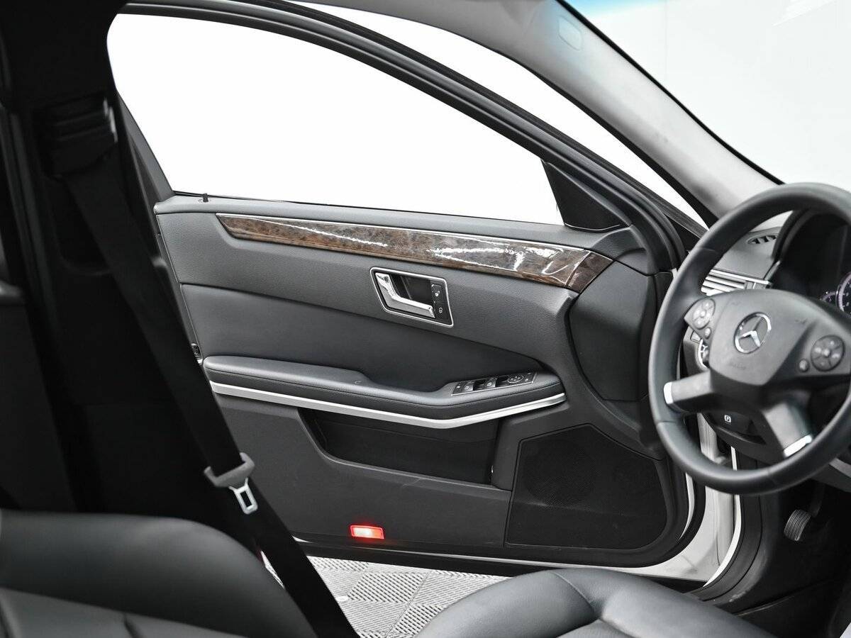 Б/У Мерседес-Бенц Е-Класс 2010 года. Фото: #3