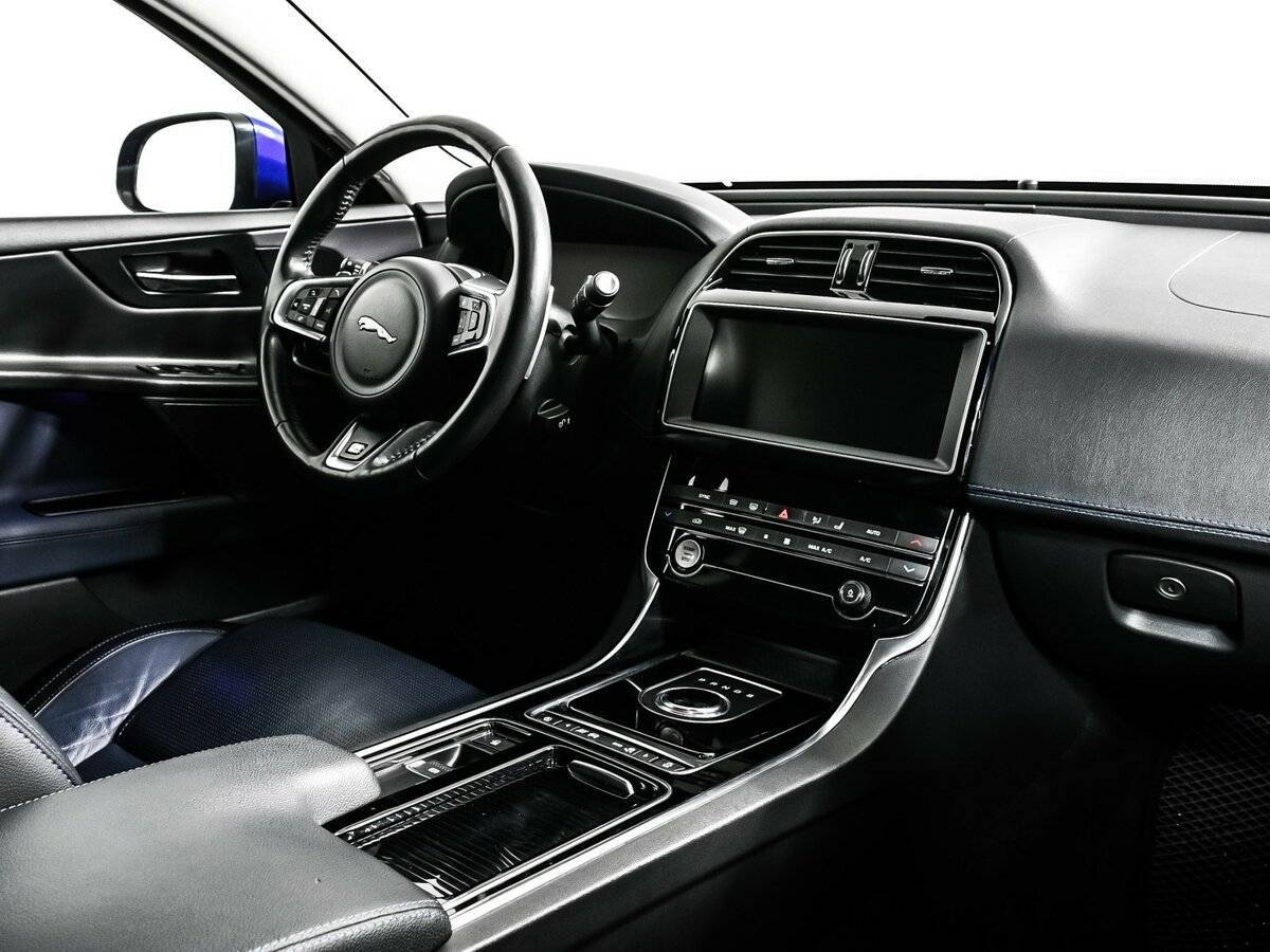 Б/У Ягуар ИксЕ 2018 года. Фото: #8