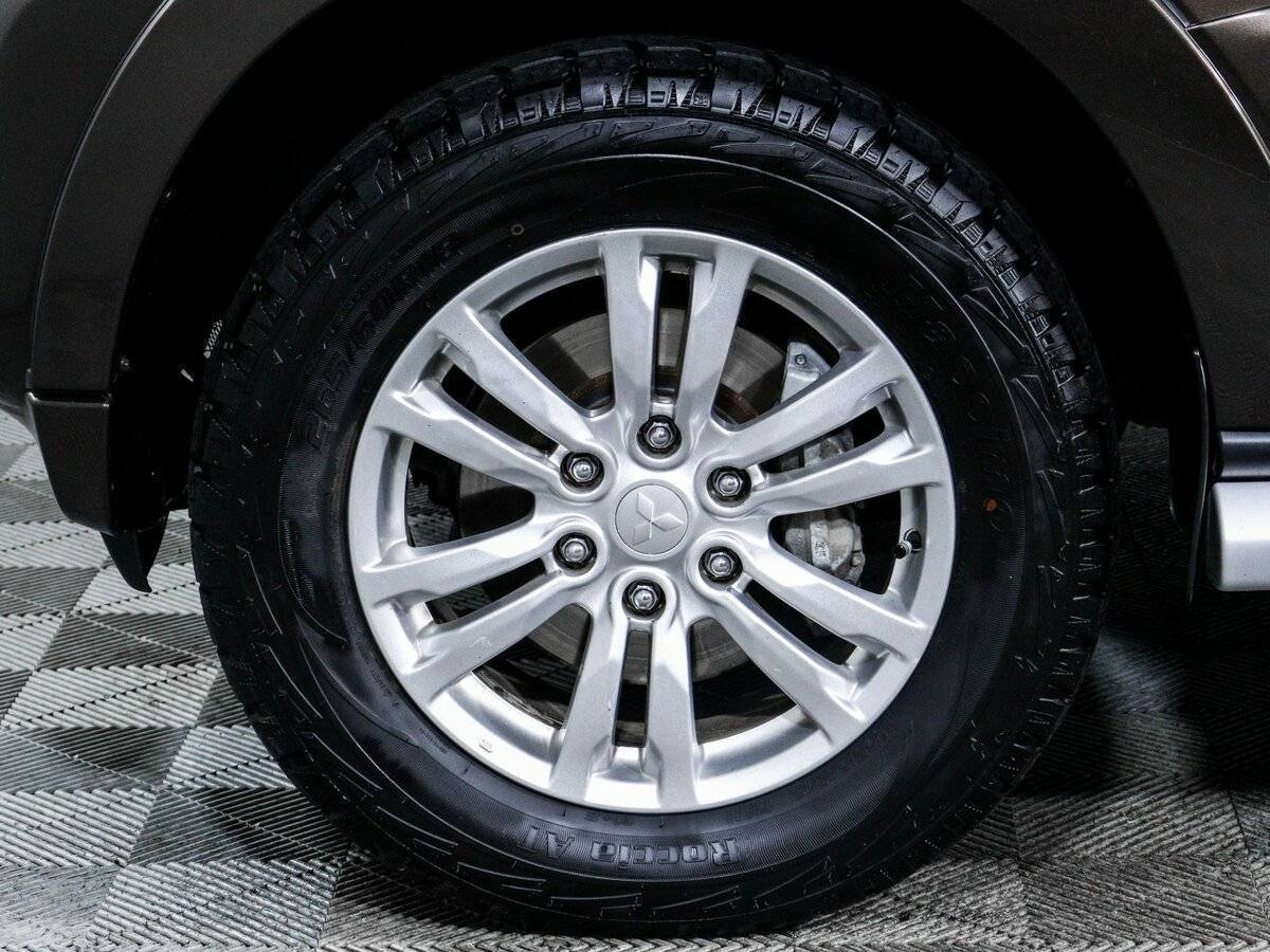 Б/У Митсубиши Паджеро 2017 года. Фото: #11