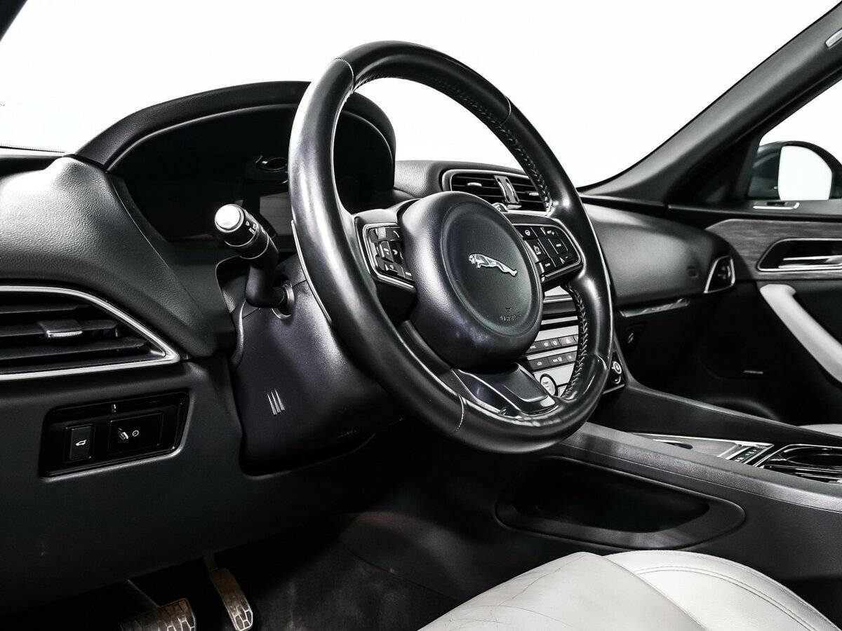 Б/У Ягуар Ф-Пэйс 2016 года. Фото: #11