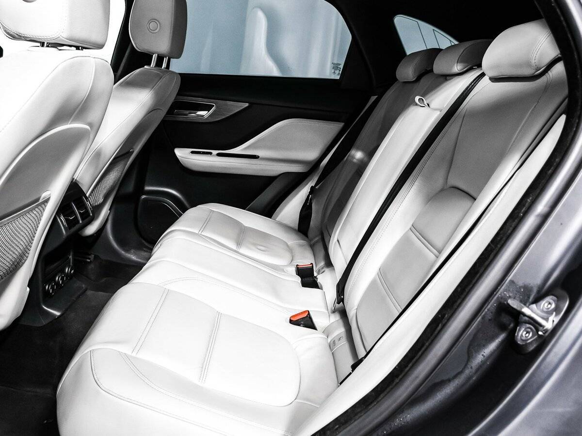 Б/У Ягуар Ф-Пэйс 2016 года. Фото: #12