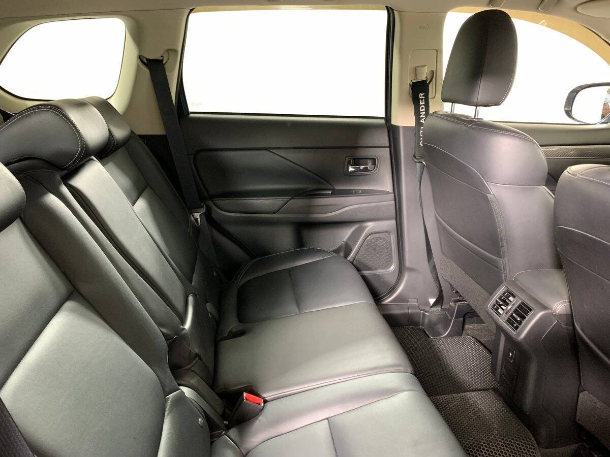 Б/У Митсубиши Оутлэндер 2020 года. Фото: #16