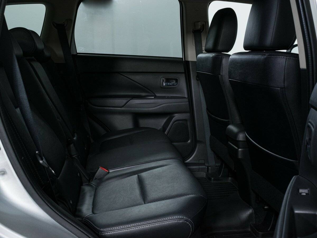 Б/У Митсубиши Оутлэндер 2015 года. Фото: #10