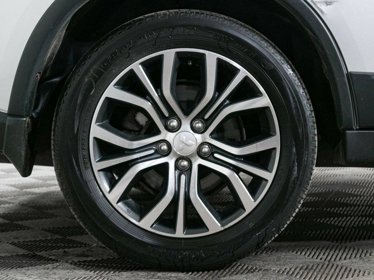 Б/У Митсубиши Оутлэндер 2015 года. Фото: #17