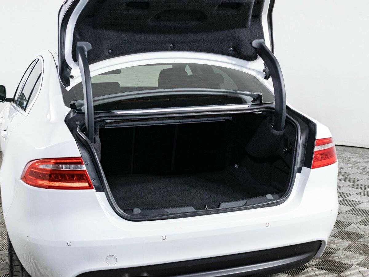 Б/У Ягуар ИксЕ 2015 года. Фото: #8