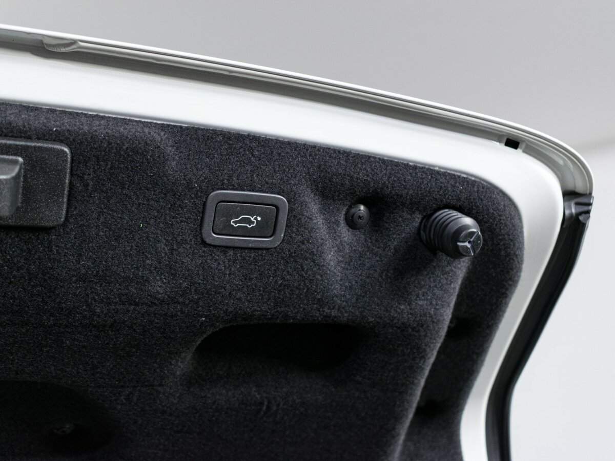 Б/У Ягуар ИксЕ 2015 года. Фото: #9