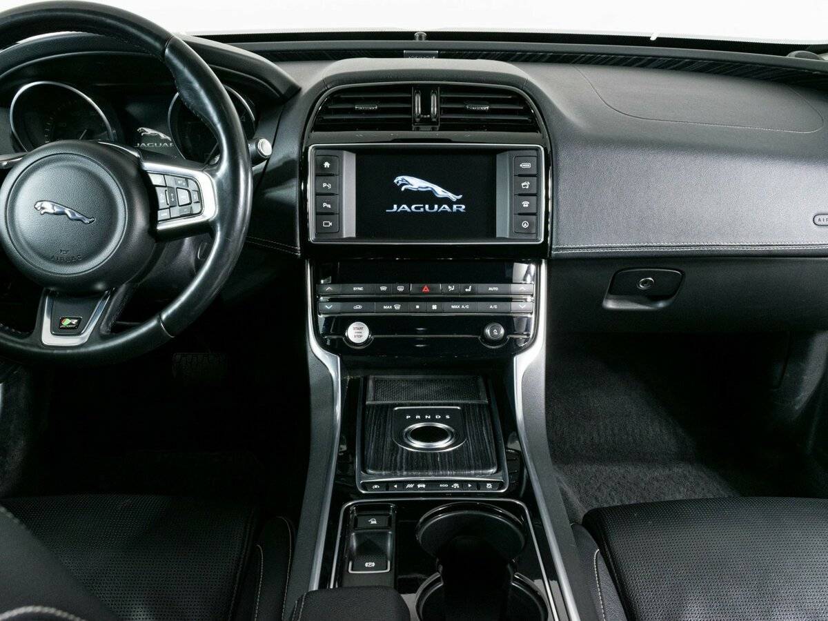 Б/У Ягуар ИксЕ 2015 года. Фото: #11