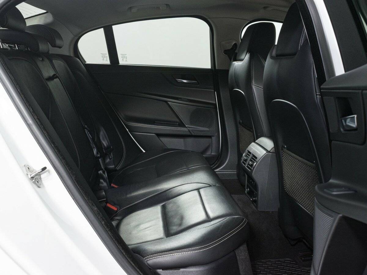 Б/У Ягуар ИксЕ 2015 года. Фото: #12