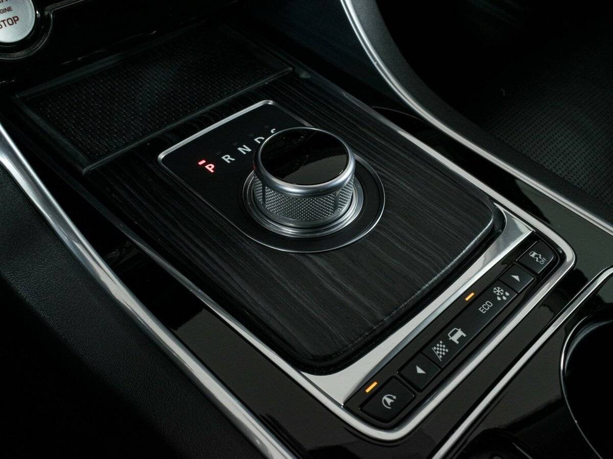 Б/У Ягуар ИксЕ 2015 года. Фото: #16