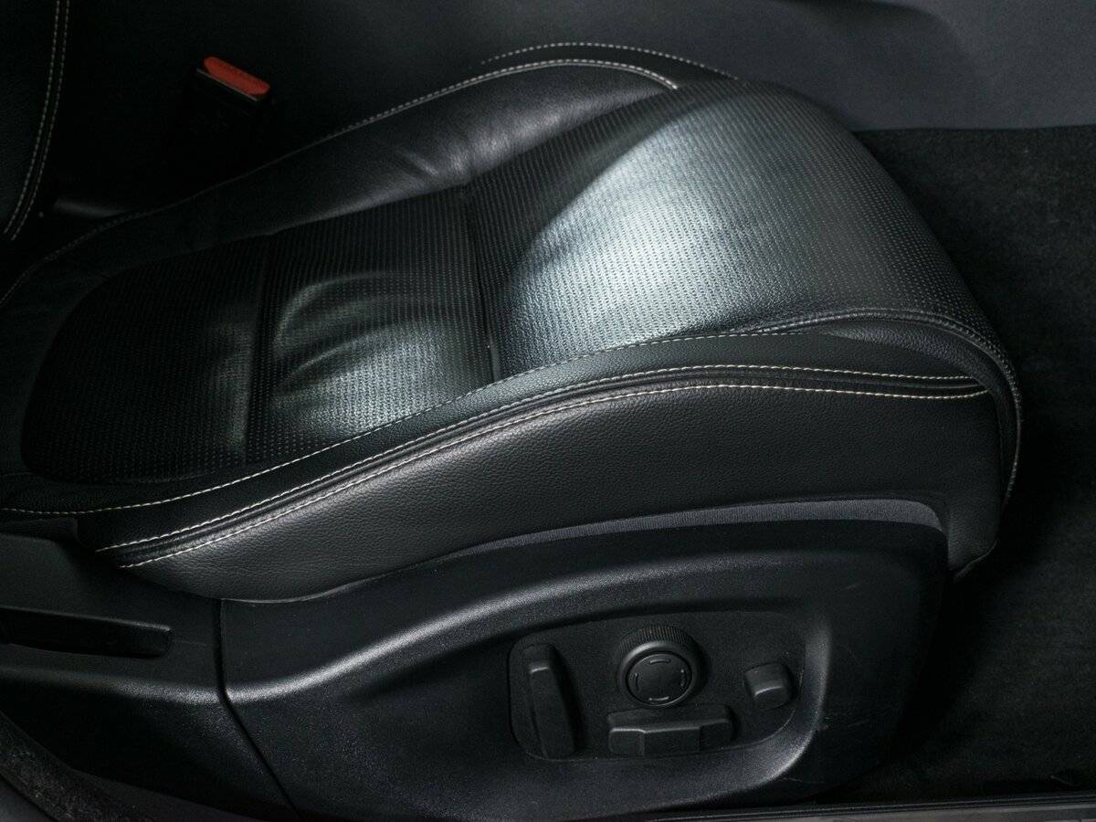 Б/У Ягуар ИксЕ 2015 года. Фото: #17